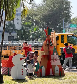 ▲「愛在東區」聖誕公益許願市集現場充滿歡樂的耶誕氛圍，吸引家長爭相幫寶貝拍照（圖／記者林怡孜攝，2023,12,16）