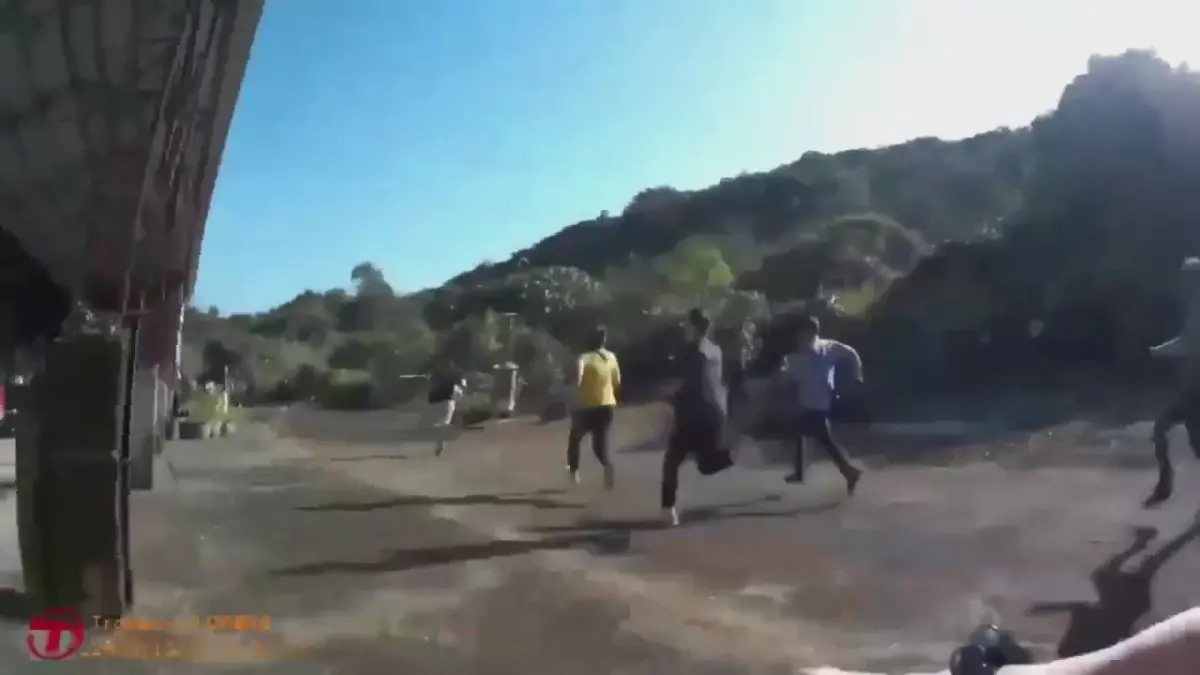 ▲數十名賭客聽到有警方上門抓賭時，紛紛起身奔跑竄逃，宛如電影中的喪屍，還好賭客大多是「毆吉桑、毆巴桑」，跑不快，都被員警一一攔下逮捕（圖/記者鄧力軍翻攝）