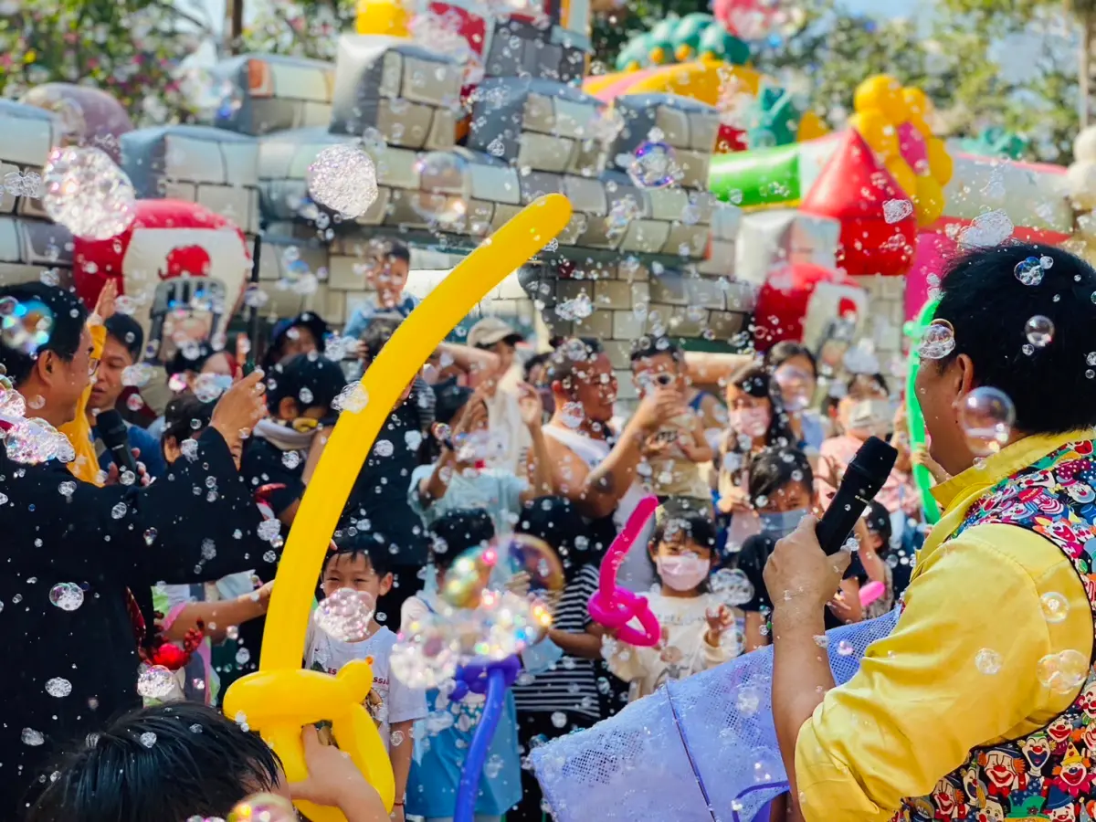 ▲賴清德總統候選人高雄競選總部推出的親子系列活動，由立委許智傑攜牽手周桂香女士一起出席，李昆澤則巧扮「哈利波特的爸爸」，今天首發登場，逗得小朋友有吃有玩超開心！(圖／賴清德高雄競選總部提供)