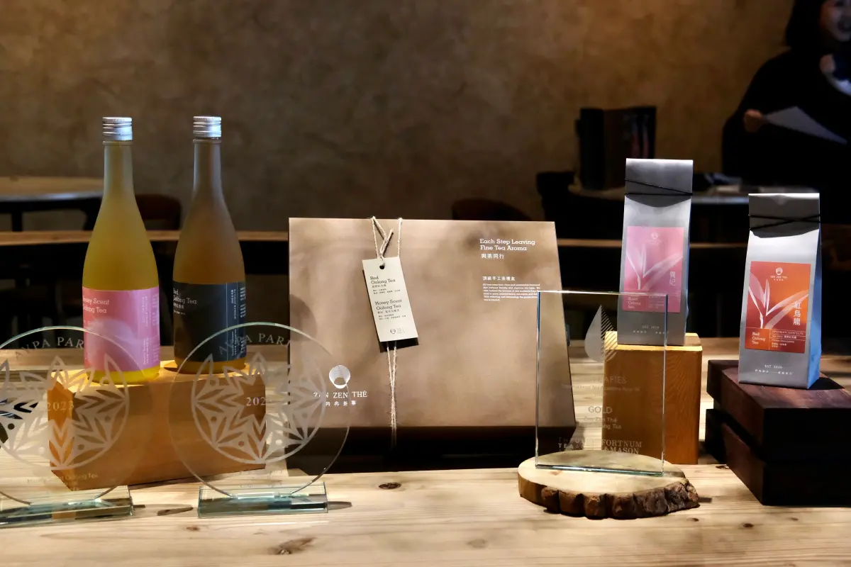 ▲台中高端茶品牌「冉冉茶事 ZEN ZEN THÉ」，由茶職人藍大誠一手打造，出身傳統茶家庭卻具備侍酒專業的他，致力以全球通用的葡萄酒品飲概念推廣台灣茶，在國際賽事中屢獲獎項，現他集結兩款獲金獎茶款，推出「英法金賞茶禮盒」。（圖／記者葉盛耀攝）