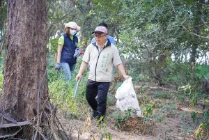 ▲環保局長許仁澤也一同與民眾參與本次的秋季淨灘，將守護環境的觀念化作實際行動（圖／台南市環保局提供）