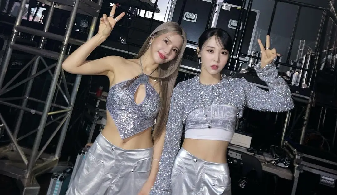 ▲MAMAMOO+頌樂、玟星在高雄開唱，歌迷精心打扮成聖誕女郎追星。（圖／頌樂IG）