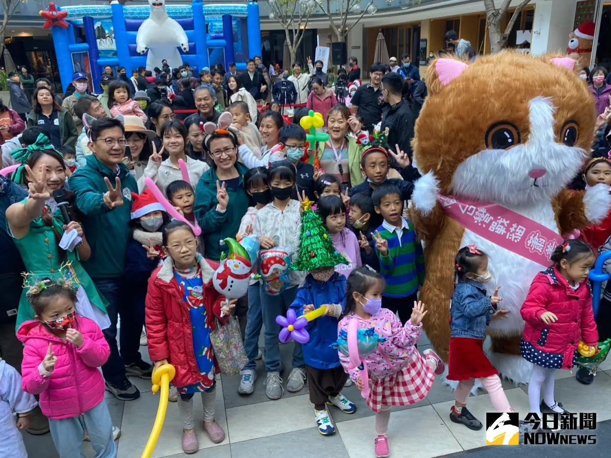 ▲耶誕節前夕，民進黨副總統候選人蕭美琴與立委張廖萬堅為親子說故事，同歡共舞。（圖／記者柳榮俊攝，2023.12.16)