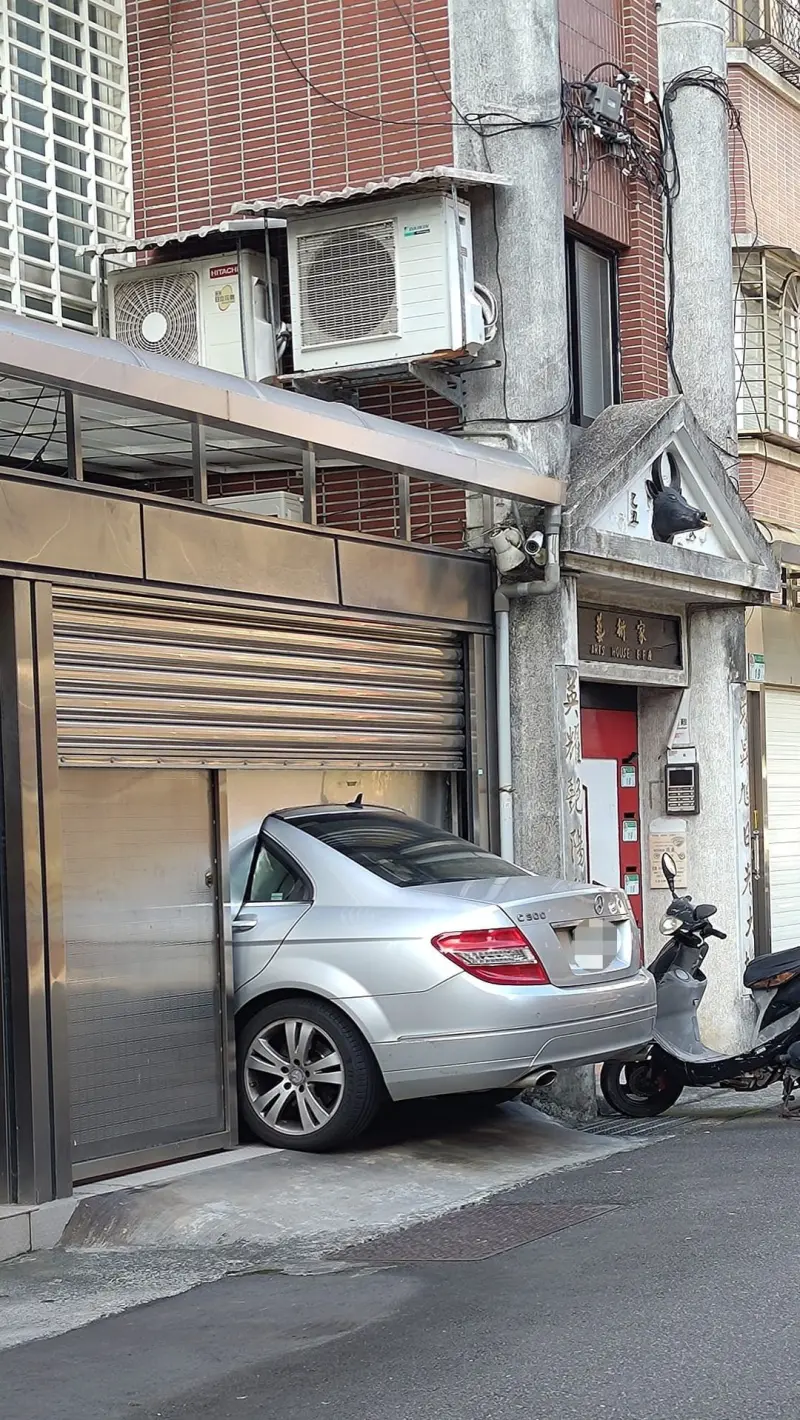 ▲該名屋主直接在房子鐵門內加裝「專屬鐵板」,找人訂製一片特殊形狀的鐵板,剛好與車身完美貼合。(圖/翻攝自臉書社團「路上觀察學院」)