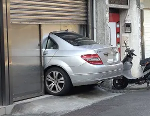 透天驚見汽車斷尾!眾放大「1細節」全傻眼:九又四分之三車庫