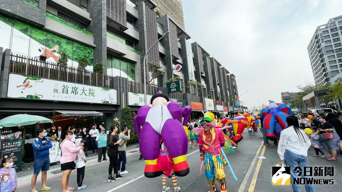 ▲「八卦里耶誕公益嘉年華」規劃遊行踩街、文創市集、氣墊樂園等，還有公益活動捐款用於救助八卦里弱勢族群。（圖／記者陳美嘉攝，2023.12.16）