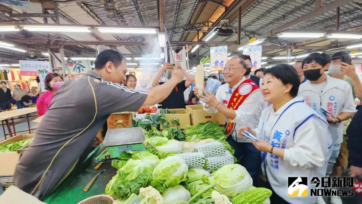 ▲盧秀燕第一次與黃柏霖合體掃街，兩人展現親民高人氣。（圖／記者陳美嘉攝，2023.12.16）