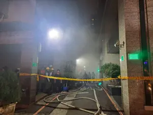 三重驚傳火燒車！社區大樓地下停車場竄大量黑煙　消防員緊急救援
