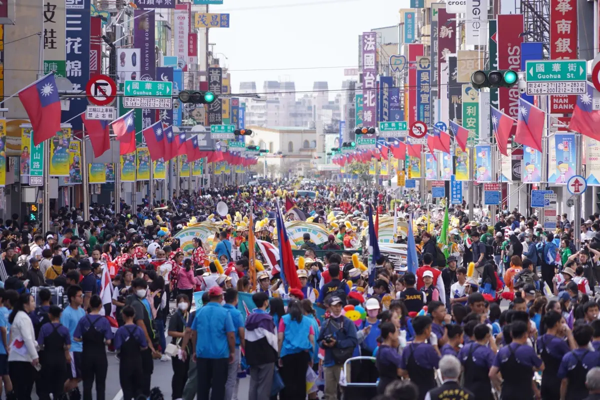 ▲「管樂之都」嘉義市則舉辦國際管樂節，邀請6支日本管樂團隊與47支國內隊伍，於嘉義市區踩街行進管樂演出，創下史上隊伍數最高，堪稱盛況空前，魅力不輸日前的橘色惡魔。（圖／嘉義市政府提供）