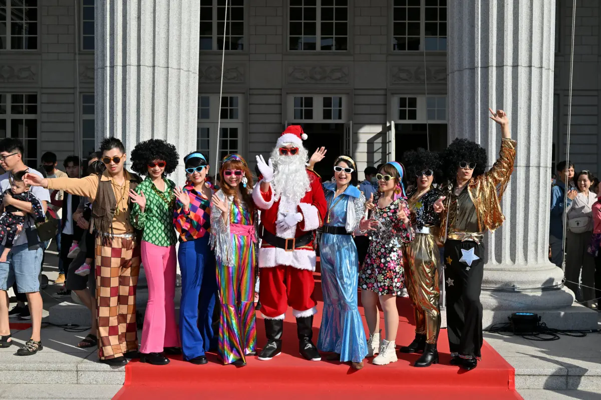 ▲「2023奇美聖誕週末」主打DISCO復古派對，聖誕老公公與遊行隊伍亮相（圖／奇美博物館提供）
