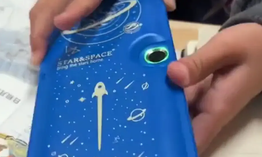 ▲近期就有一位家長發布影片，驚呼「小學生的鉛筆盒，都進化到這地步了」，因為鉛筆盒上設置指紋辨識功能。（圖／取自抖音@taisan_8）