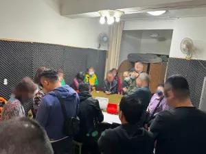 ▲新北市三重分局接獲情資，有非法賭場藏匿於民宅內，警方兵分二路攻堅畫面曝光。（圖／翻攝畫面）