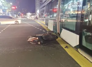 高雄機車擦撞輕軌!25歲女騎士連人帶車倒地 手腳臉部受傷送醫