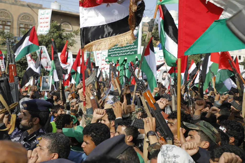 ▲葉門叛軍「青年運動」（Houthi）在紅海攻擊船隻後，瑞士地中海航運公司與法國達飛航運集團今天宣布暫停行經對全球商業至關重要的紅海海峽。圖為「青年運動」支持者在葉門發動示威。（圖／美聯社／達志影像）