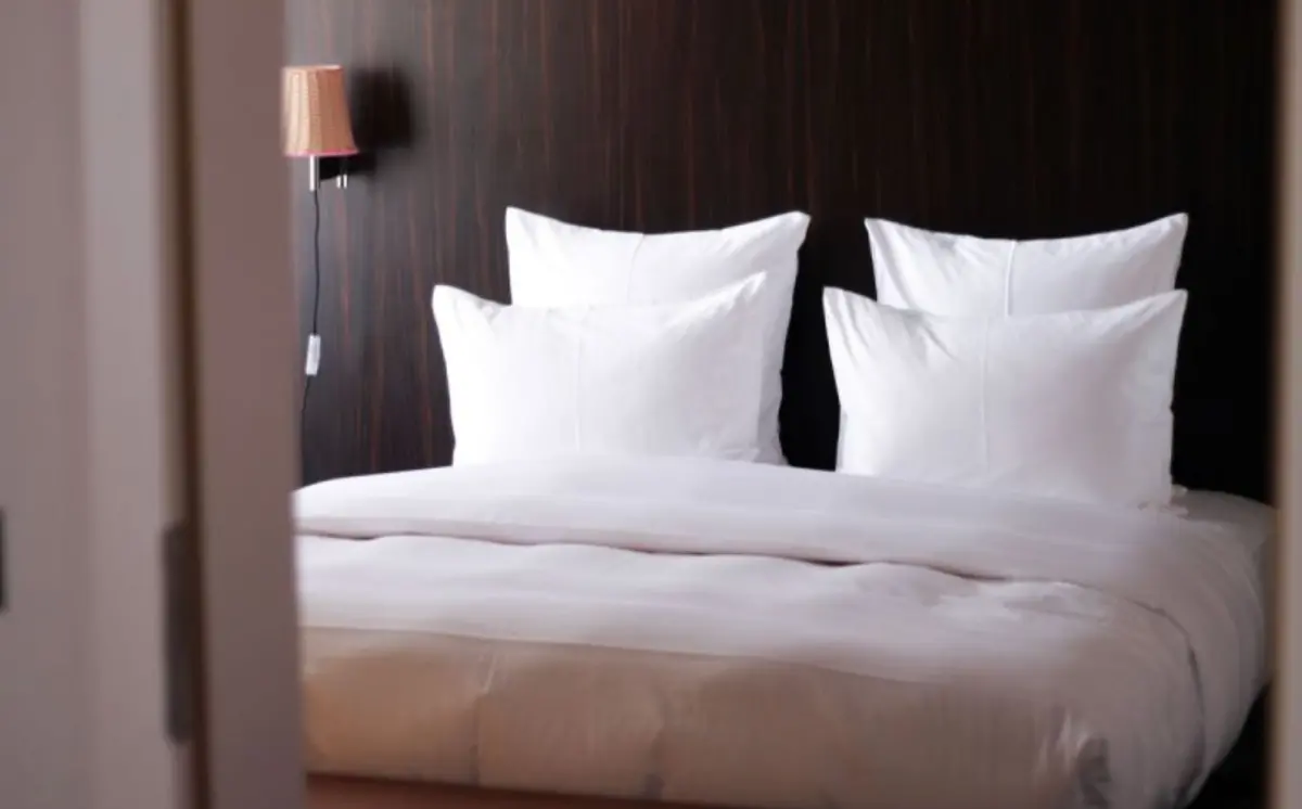 ▲有YouTuber一行8人到日本遊玩，結果明明訂了2間4人房，卻被拆成1間房間3人、1間房間1人的情況。（圖/取自unsplash）