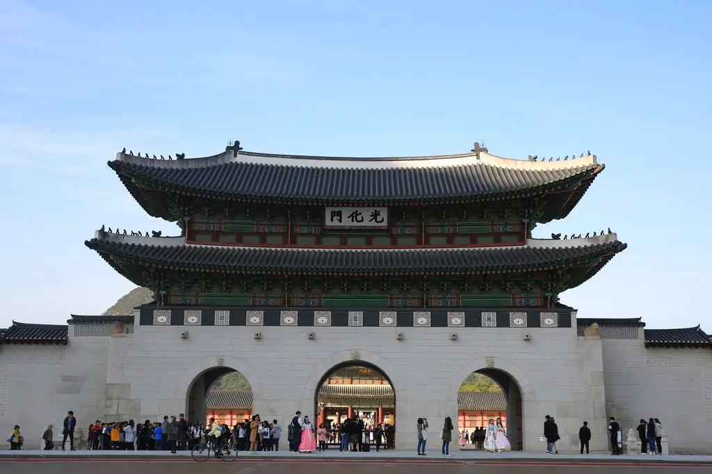 ▲由於支持者以及反對者皆湧入韓國憲法法院附近集會，包含景福宮在內等多個景點4日關閉。圖為景福宮光化門。（圖／美聯社／達志影像）