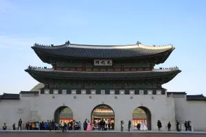 無良！韓國景福宮外牆遭人噴漆「免費電影」塗鴉　復原估需一週
