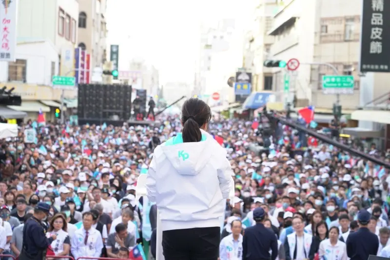 ▲民眾黨16日於台南大造勢，喊出現場有5萬人，但李正皓認為4000人上下。（圖／民眾黨提供）