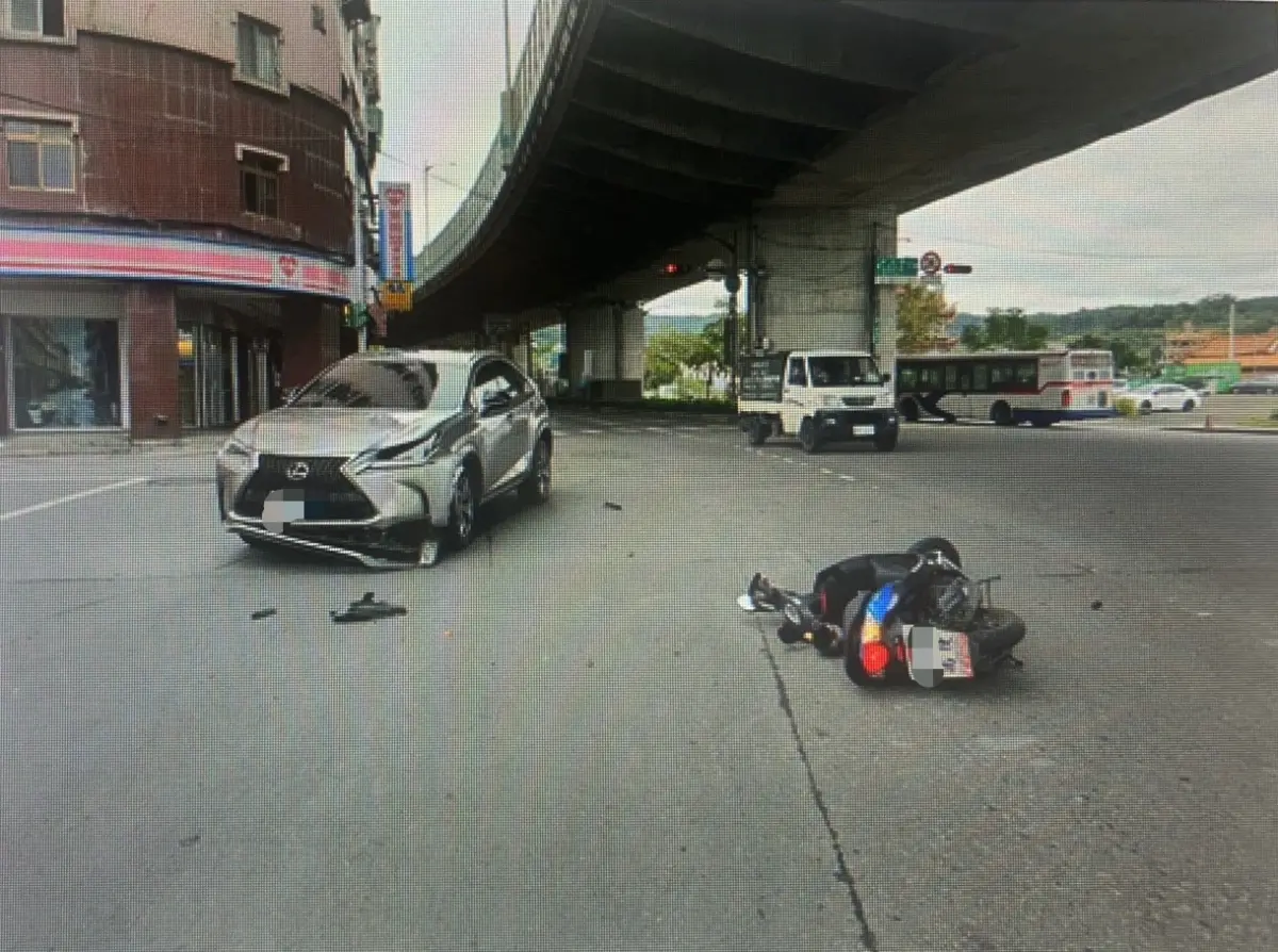 ▲本月12日上午，新北市八里區中山路二段、商港路口，發生一起車禍事故，82歲孫姓女機車騎士，疑未注意交通號誌變換，遭側邊行駛而來的休旅車撞上，詳細事故原因還需再釐清。（圖／翻攝畫面）
