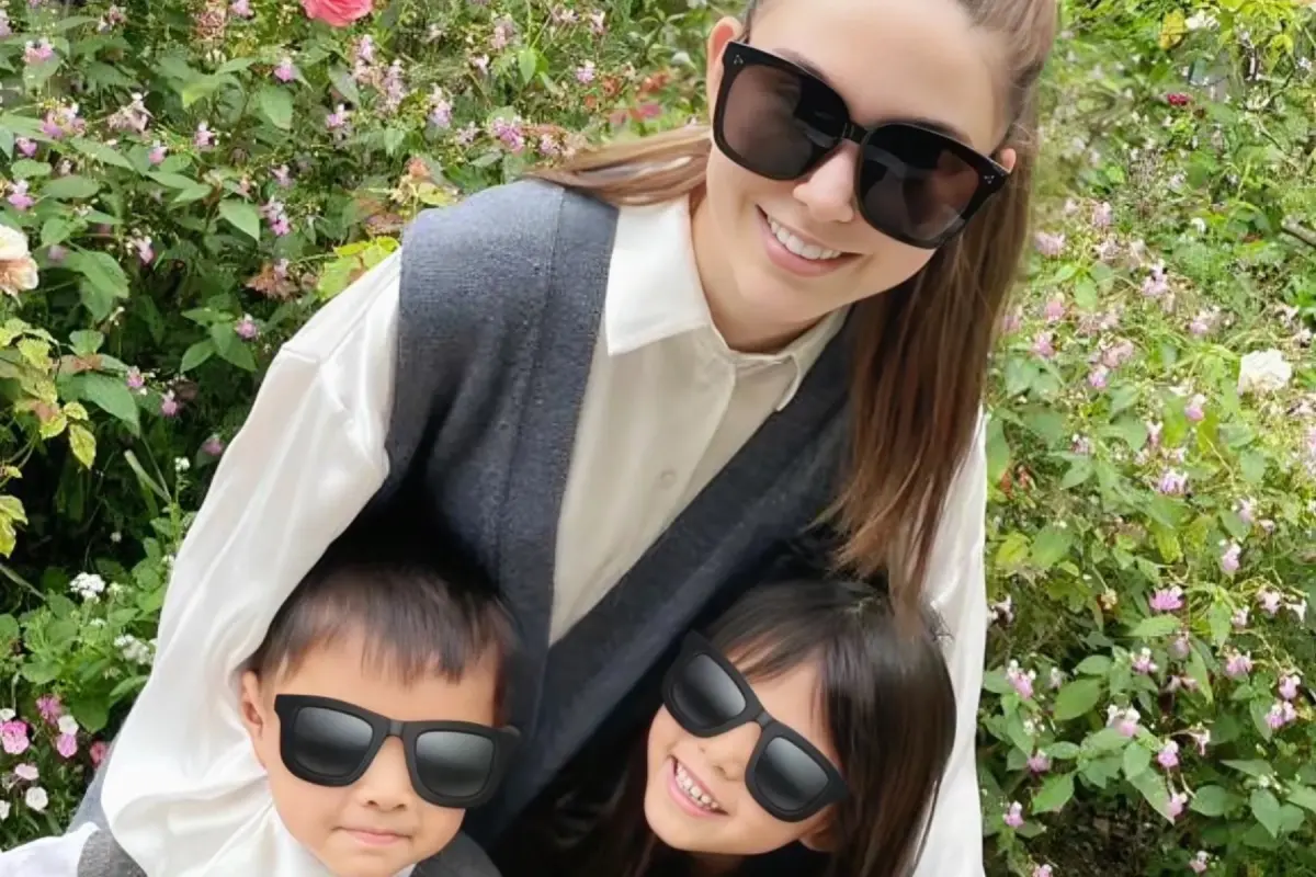 ▲昆凌（中）稱讚8歲愛女穿搭，卻被上了一課，她還透露兒子愛耍帥的性格，真的是遺傳到爸爸。（圖／昆凌小紅書） 