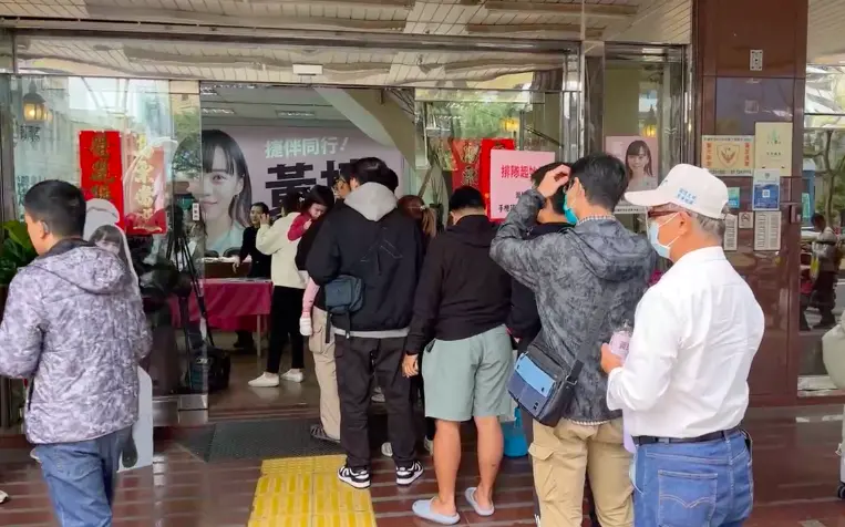 ▲高雄市第六選區民進黨立委候選人黃捷舉辦海報簽名會,希望許多粉絲到場支持。(圖/翻攝黃捷臉書專頁)