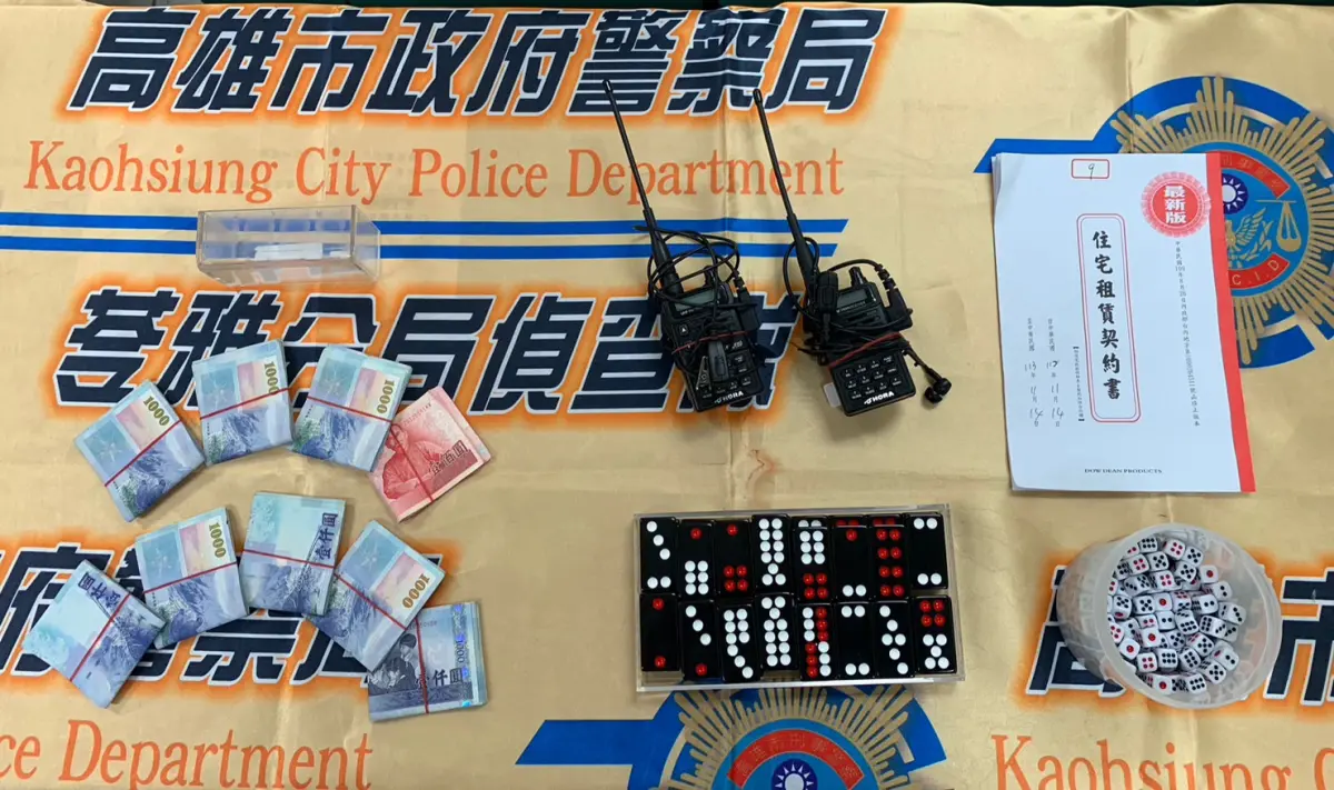 ▲高雄市苓雅區一棟透天民宅內暗藏天九牌賭場，警逮30名男女賭客，查扣抽頭金3萬400元、賭資4萬8000元、無線電、賭具及房屋租賃契約等物。（圖／記者郭凱杰翻攝）