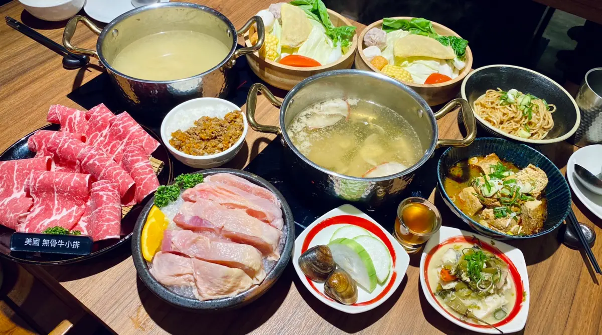 ▲低溫吃火鍋！肉大人火鍋推出新湯底「剝皮辣椒雞」，12月起酸菜魚、麻辣臭豆腐等新菜上市。築間集團則創立全新「築間酸菜魚」最快於12月底開幕。（圖／記者蕭涵云攝）