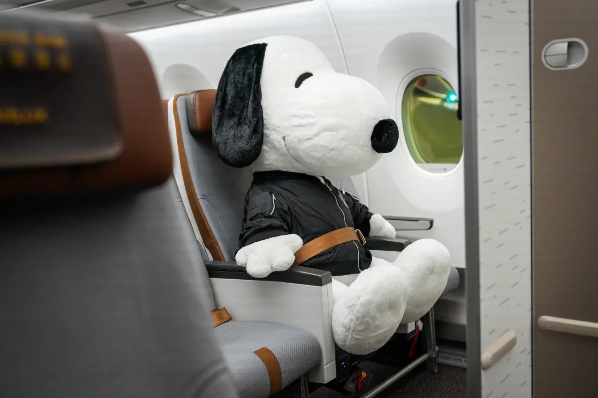 ▲星宇航空特別安排SNOOPY玩偶陪著首航旅客橫跨太平洋回到家鄉。（圖／星宇航空提供）