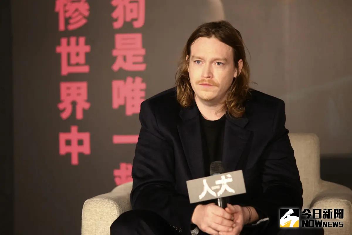 ▲盧貝松攜新電影《人犬》來台宣傳，坎城影帝卡賴伯自爆，為詮釋角色與狼群住一起。（圖／記者吳翊緁攝影）