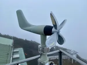 ▲玉山北峰氣象觀測站的小飛機風標，今日因強烈大陸冷氣團影響，出現「凍雨現象」。（圖／中央氣象署提供）
