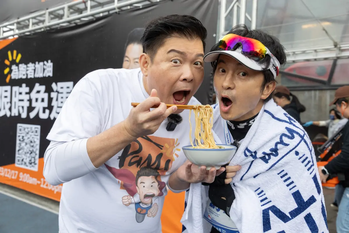 ▲唐從聖（右）頂著寒流低溫跑台北馬拉松，曾國城送暖好友煮麵又獻擁。（圖／精實文創提供）