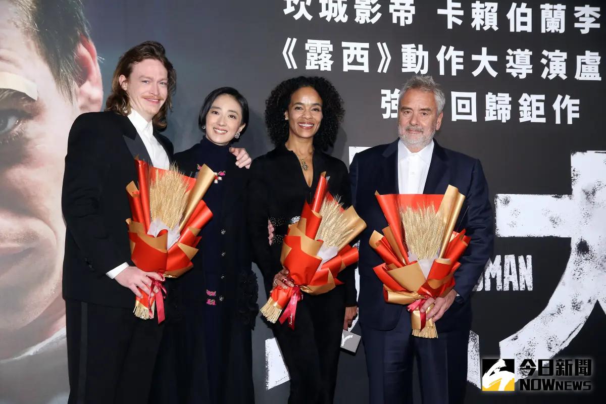 ▲桂綸鎂（左二）驚喜現身《人犬》首映會，緊抱「坎城影帝」卡賴伯（左一）好幸福，盧貝松（右一）誇她：「亞洲最棒的女演員！」而不是曾合作過的舒淇。（圖／記者吳翊緁攝影）