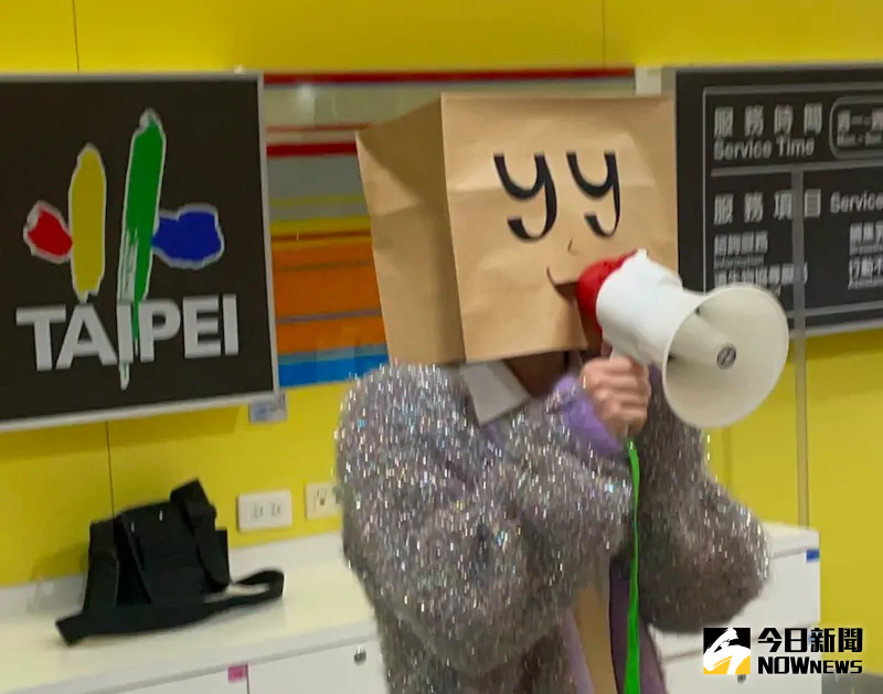 ▲林宥嘉扮成紙袋人，在演唱會結束後在小巨蛋服務台加碼開唱。（圖／記者吳雨婕攝）