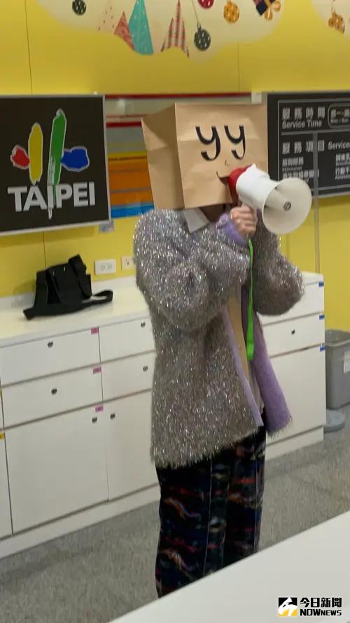 ▲林宥嘉扮成紙袋人，在演唱會結束後在小巨蛋服務台加碼開唱。（圖／記者吳雨婕攝）