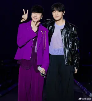 ▲李榮浩（右）擔任林俊傑演唱會嘉賓。（圖／李榮浩微博）