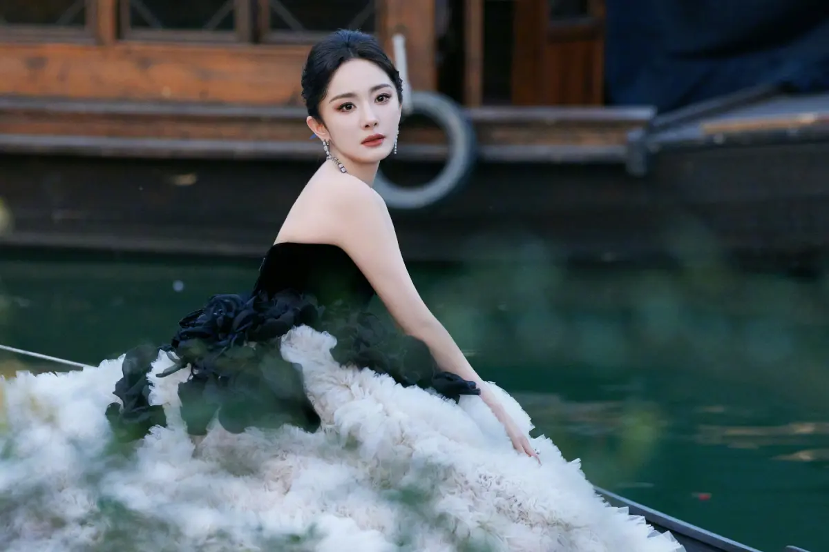 ▲楊冪穿著18公斤的禮服走紅毯，累到兩眼無神，50秒影片在網路上瘋傳。（圖／楊冪工作室微博） 