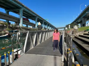 ▲台北港護城河浮動自行車道牽引道已修復完成，方便旅客及自行車通行。（圖 ／新北市政府高灘地工程管理處提供）