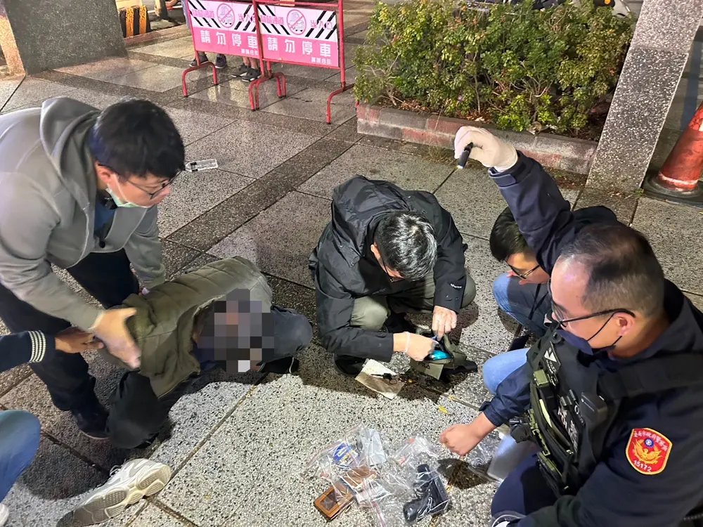 ▲江男持槍搶劫台南市北區一家飲料店，警方獲報後鎖定嫌犯出沒在東區崇德路一帶，4小時內將持槍搶匪逮捕送辦（圖／台南市警察局第五分局提供）