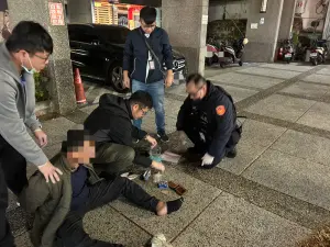 ▲江男持槍搶劫台南市北區一家飲料店，警方獲報後在東區德路一帶逮捕嫌犯，當場起出槍枝及毒品（圖／台南市警察局第五分局提供）