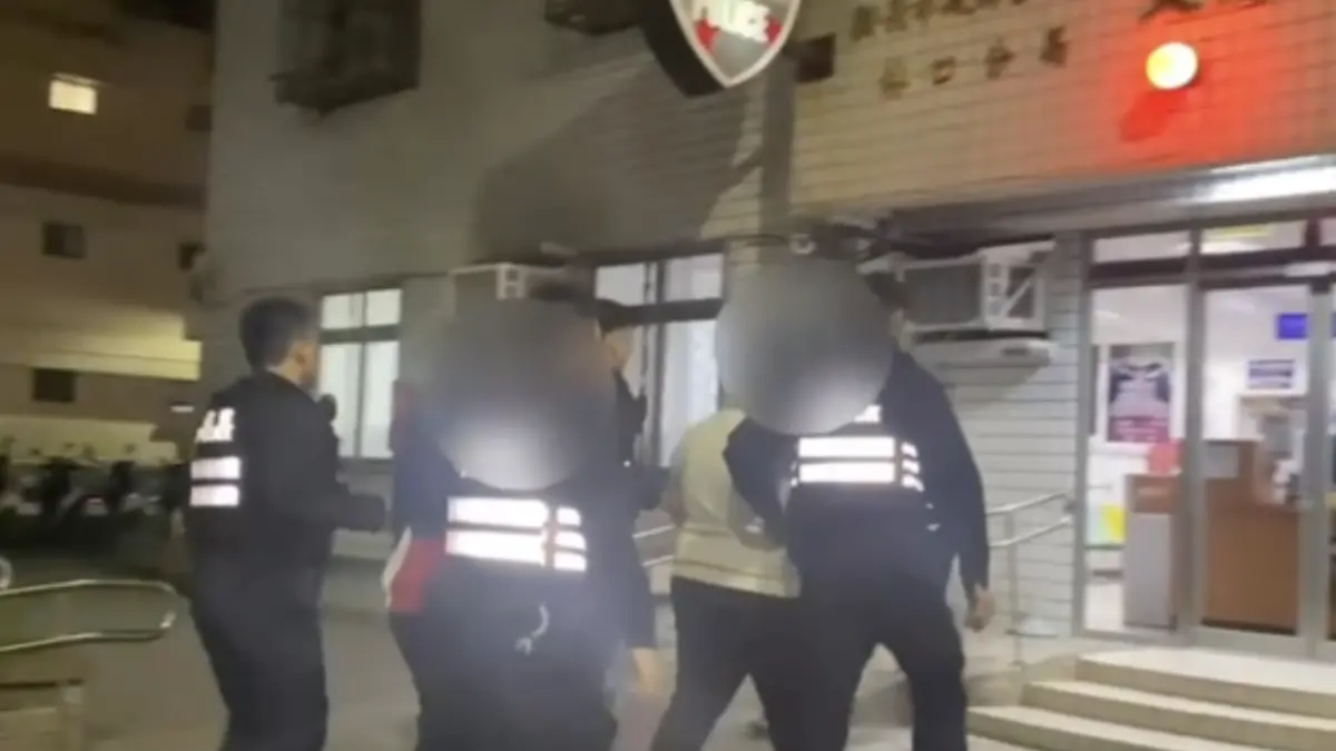 ▲今天凌晨0時許，鄭姓夫妻檔走在路人，卻突然遭人追逐並噴辣椒水，鄭妻更遭人強押上車帶走，警方獲報後立即展開追查，並於凌晨4時許逮捕到主嫌蘇男、楊男，全案訊後依妨害秩序、妨害自由等罪嫌送辦。（圖／翻攝畫面）