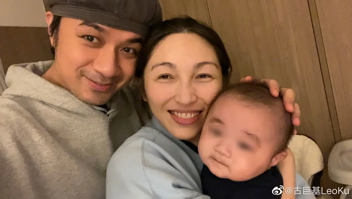 ▲古巨基（左）48歲才當爸爸，近日他罕見吐露當爸心聲，兒子出生時他抱著兒子說：「你來了，等你好久了。」（圖／古巨基微博） 