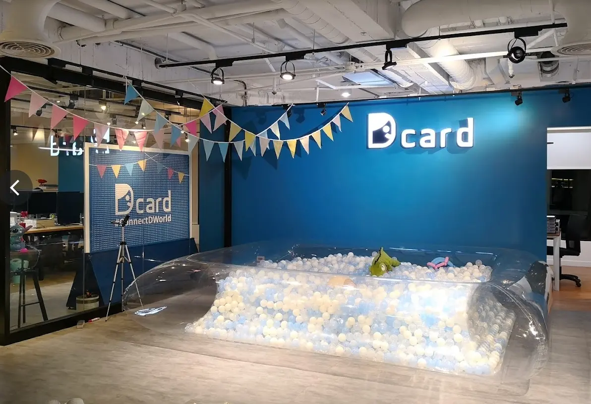 ▲Dcard近日驚傳被檢警大動作搜索，因為警方接獲大量詐騙、妨害名譽、違反兒少法的案件。（圖/Google評價＠Dcard）