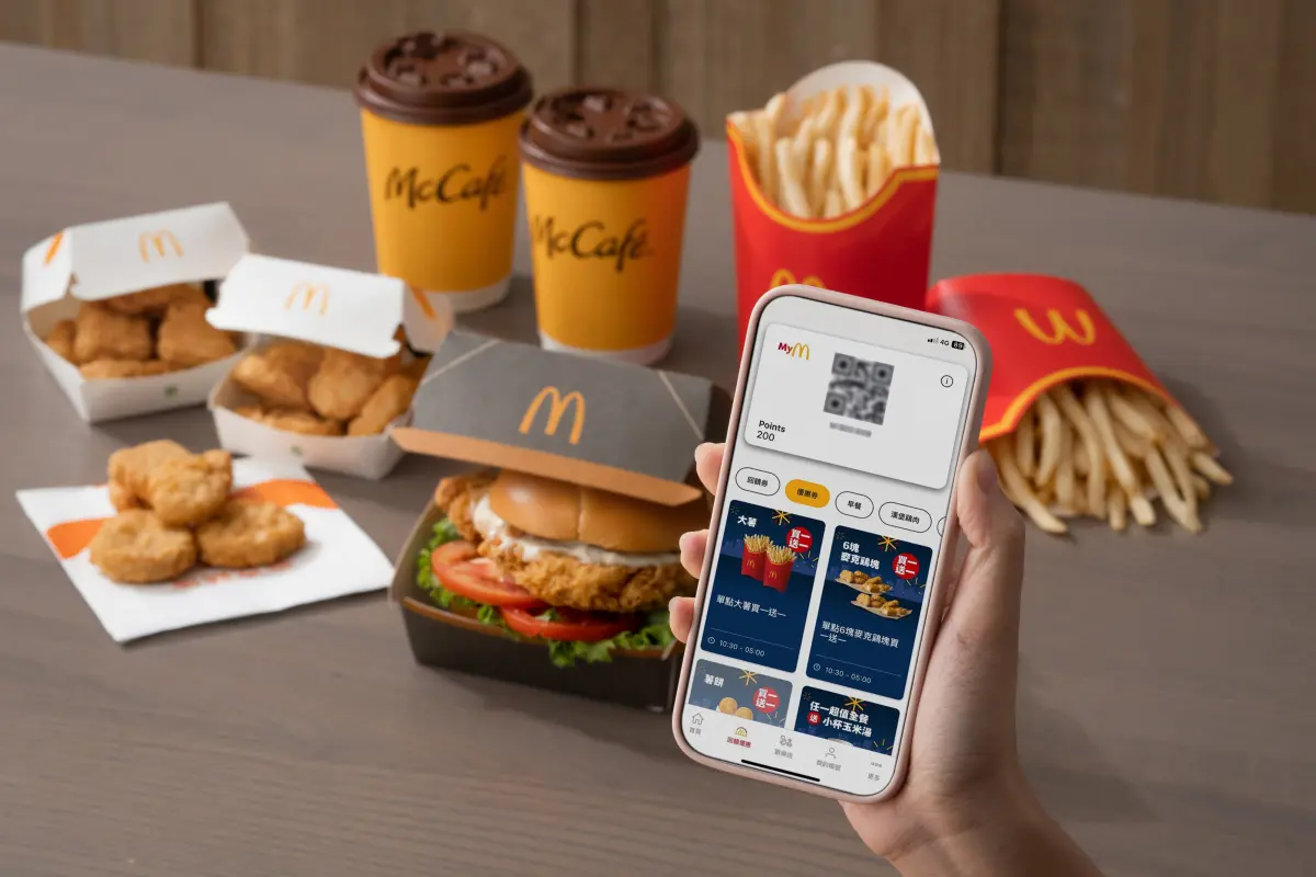 ▲月底省錢靠速食優惠！全新「麥當勞買一送一」APP本周7大優惠券，金選美式咖啡買一送一，買早餐免費送薯餅、買超值全餐送玉米湯、消費滿額免費送中薯；摩斯漢堡開賣精選咖啡、引進台灣精品阿里山咖啡，周二咖啡日優惠。（圖／台灣麥當勞提供）