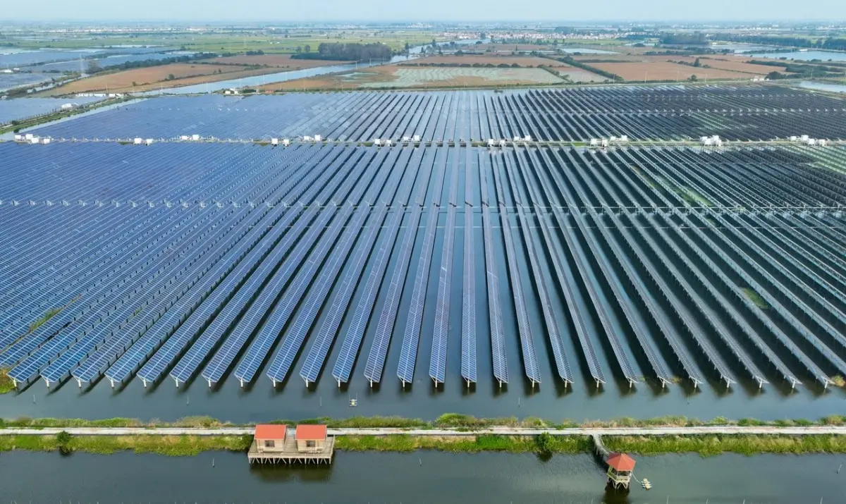 ▲產能過剩、訂單減少，加上銷售淡季等負面因素影響下，中國太陽能業傳醞釀大規模裁員。圖為江蘇興化太陽能發電。（圖／翻攝自新華社）