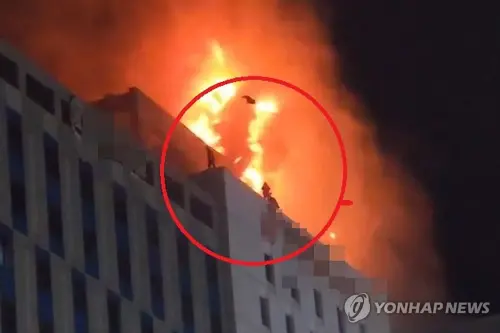 等不及救援！韓國仁川飯店大火釀54傷　民眾賭命「跳到隔壁」逃生
