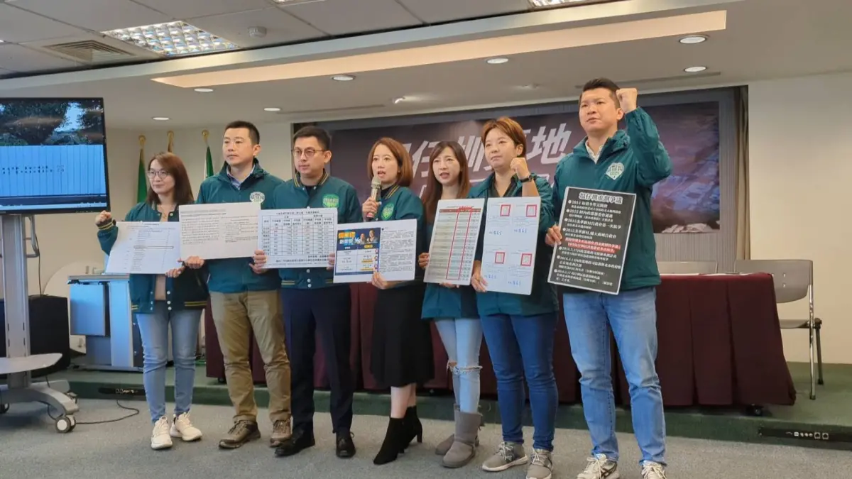 ▲外傳是「新北七大寇」的議員召開記者會，痛批侯友宜自豪的塭仔圳重劃區，僅規劃不到1％的土地蓋社宅，高喊居住正義卻寧可賣地給財團。（圖／民進黨提供）