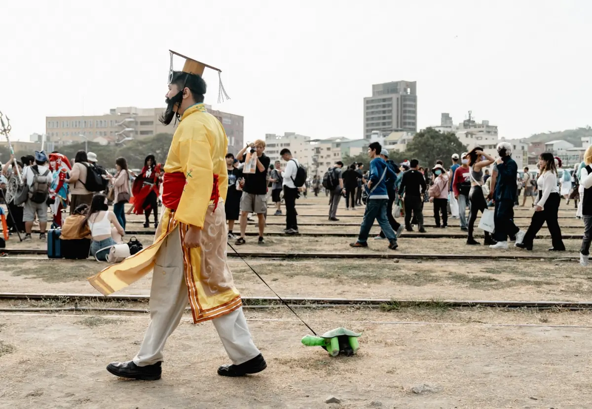 ▲真人版《帝王條款》現身高雄駁二特區，神還原畫作角色，連畫中皇帝牽著的烏龜都有！（圖/駁二藝術特區臉書）