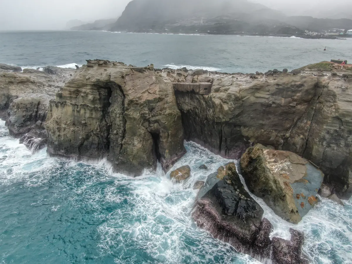 ▲《NOWnews今日新聞》透過空拍畫面直擊斷鼻後的象鼻岩最新情況，並找到了疑似是掉入海中的斷頭與斷鼻。（圖／記者葉志明攝，2023/12/18）