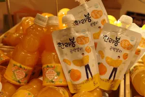 ▲漢拏峰柑橘果汁、柑橘蒟蒻凍飲，韓國當地新鮮果汁也在這次展場中可以看見。（圖／NOWnews攝）