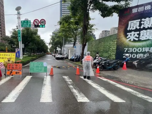 工程示範府先行 中市道路讓你行 ▲中市建設局為落實路權管理,主動協調各管線事業單位,現場需有更明顯的工程專用施工告示(圖/研考會提供2023.12.18)